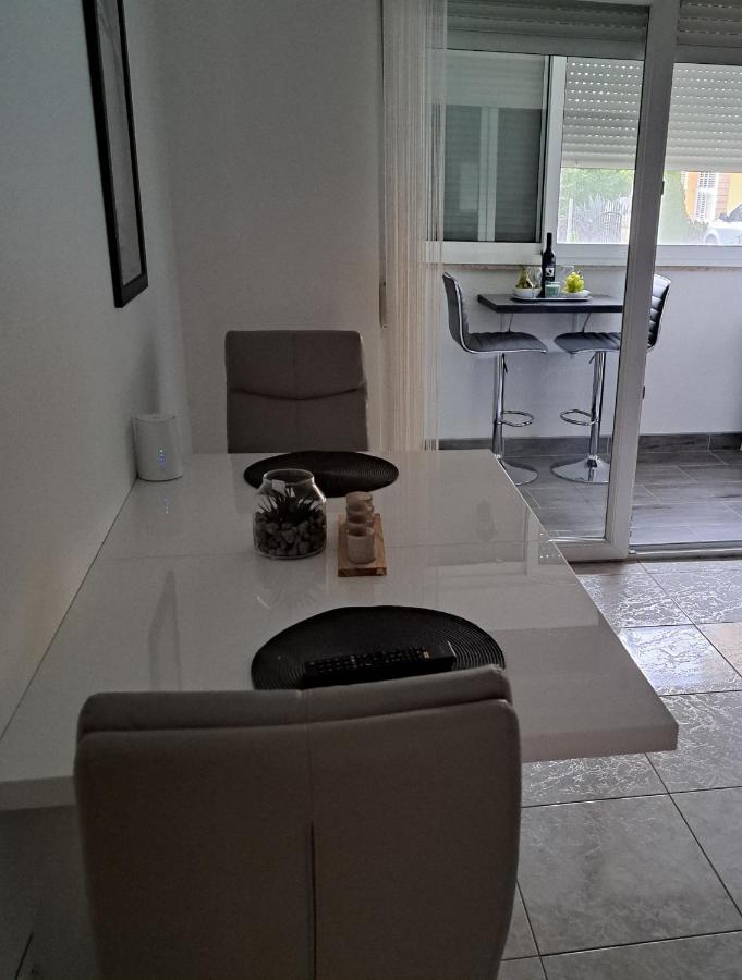 Mihaela Studio Apartmans 150M Near The Beach Kastela Exterior photo